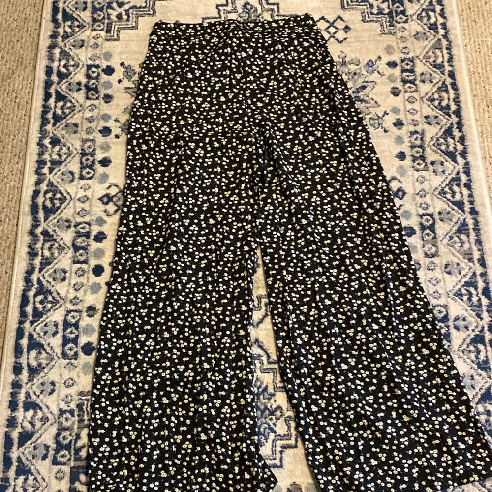 Brand new, SHEIN Women’s yellow daisy dress slacks